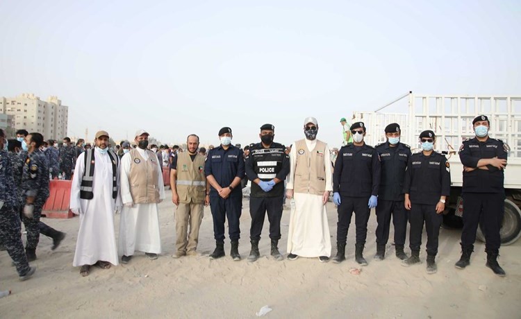 عمر الثويني وعدد من أعضاء جمعية النجاة الخيرية مع رجال الداخلية في منطقة خيطان