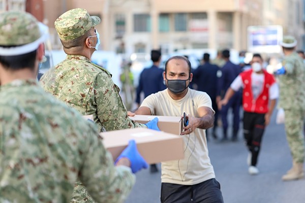 الحرس الوطني يوزِّع مواد غذائية في منطقة حولي