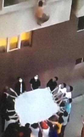 بالفيديو.. إنقاذ شخص من موت محقق بعد احتراق منزله