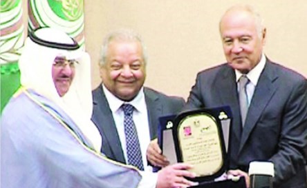 أمين عام الجامعة العربية أحمد أبوالغيط مكرما رئيس الوفد الكويتي في مونديال القاهرة بدورته الخامسة الشيخ فهد المبارك بحضور د. إبراهيم أبوذكري