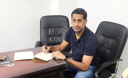صالح مهدي خلال توقيعه مع نادي النصر