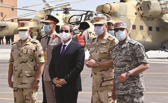 الرئيس عبدالفتاح السيسي خلال تفقده للوحدات القتالية بالمنطقة الغربية