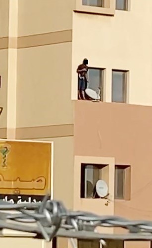 بالفيديو.. ضبط نيبالي لوّح بالانتحار في بناية في «المهبولة»