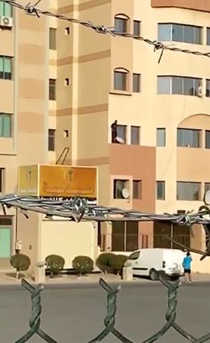 بالفيديو.. ضبط نيبالي لوّح بالانتحار في بناية في «المهبولة»