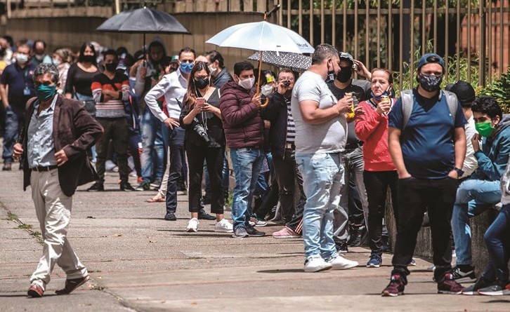 طابور من المشترين خارج أحد المتاجر في بوغوتا	 (أ.ف.پ)