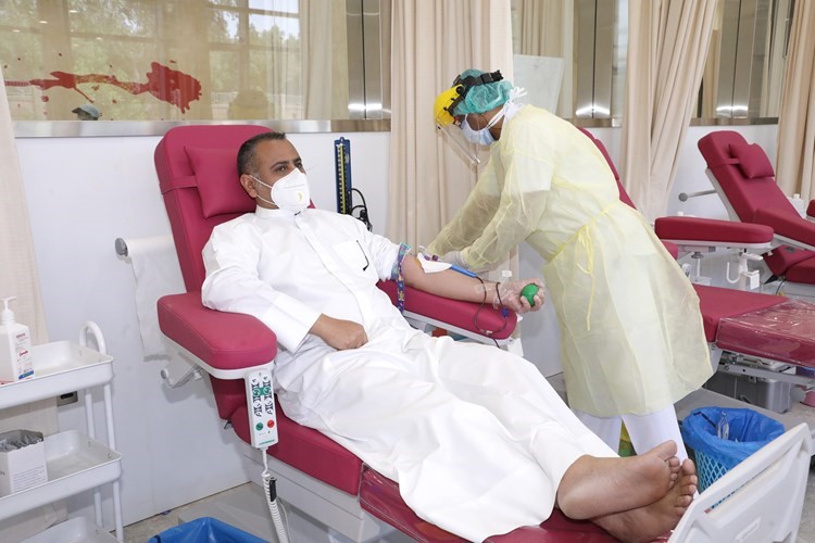 أحد المتبرعين خلال التبرع بالدم