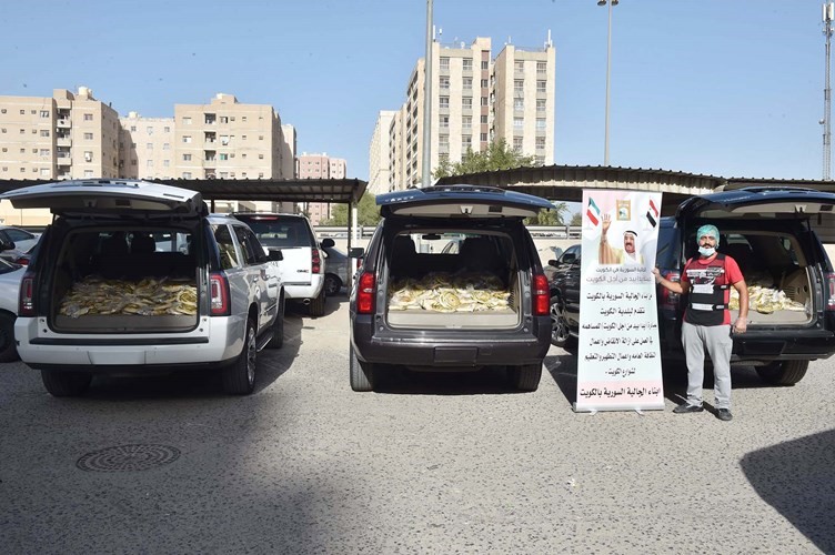 جانب من حملة توزيع الخبز في منطقة الفروانية المعزولة	(متين غوزال)