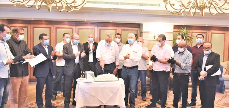 قطع الكيكة مع الالتزام بالاشتراطات الصحية والوقائية