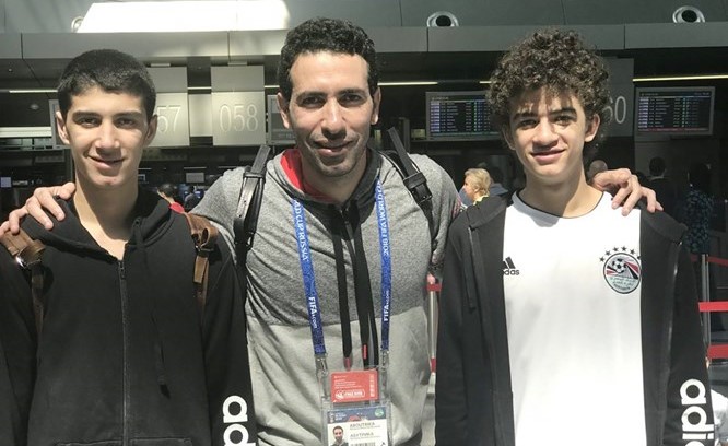 أبوتريكة يتوسط نجليه أحمد وسيف