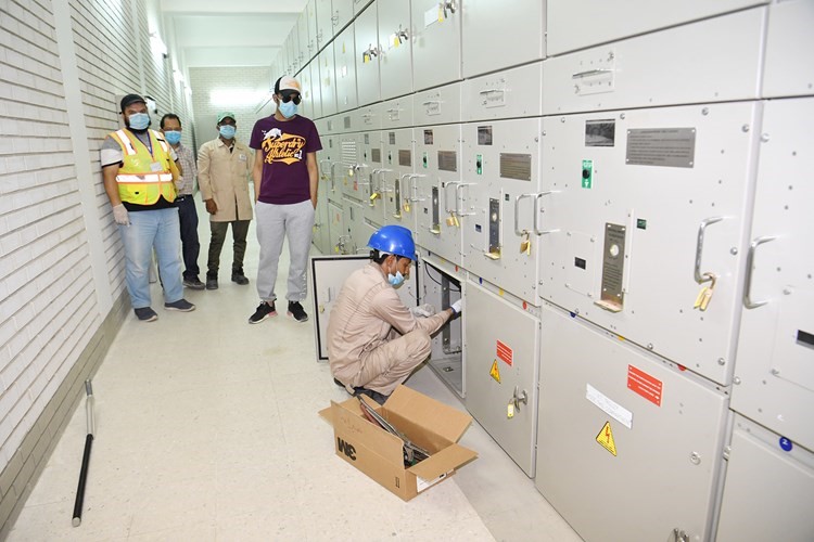 المهندسون والفنيون العاملون على المشروع والتجهيز للبدء بمرحلة تلحيم الكيبلات