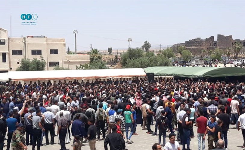 صورة تداولها ناشطون لتشييع قتلى الفيلق الخامس الذي تحول إلى مظاهرة في بصرى الحرير أمس