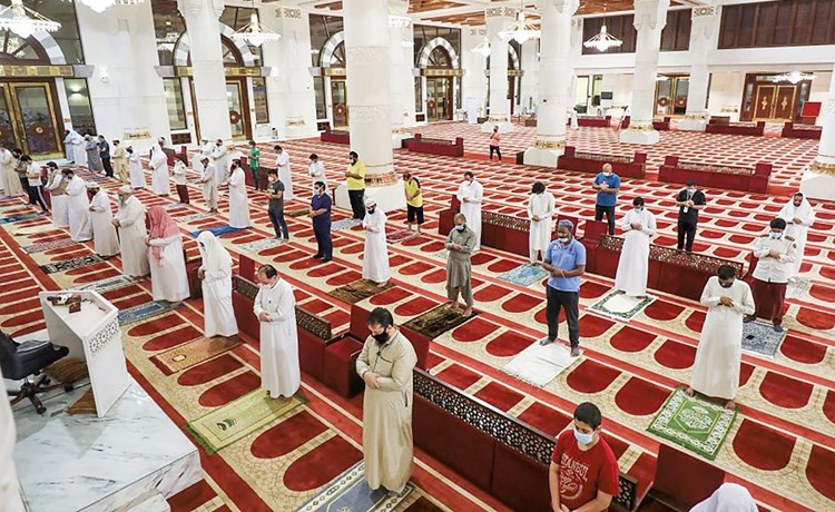 مصلون يؤدون صلاة الجماعة في أحد مساجد مكة	(واس)