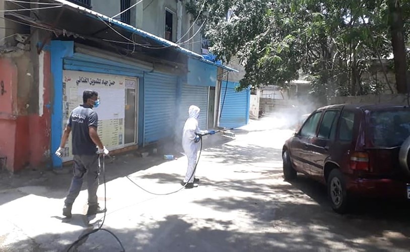 المفرزة الصحية في بلدية الغبيري خلال تعقيم للحي بعد ظهور عدد من الإصابات بڤيروس كورونا(محمود الطويل)