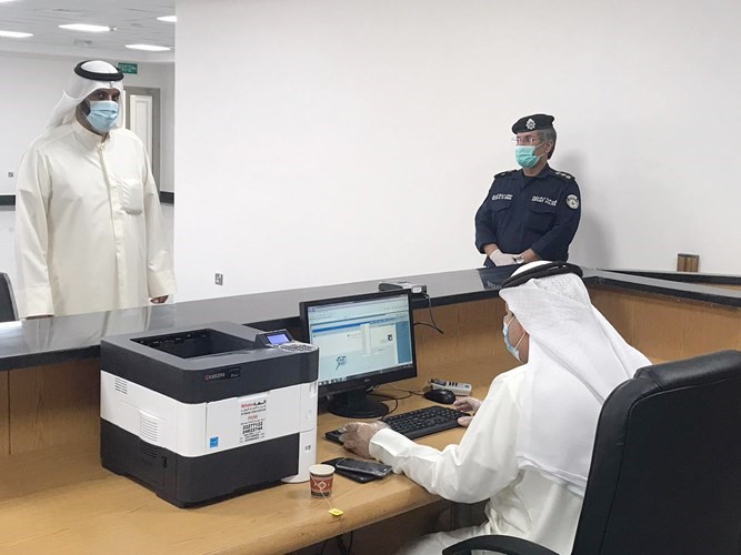 «المرور» ألزمت المتقدمين لاستخراج دفاتر المركبات بالتباعد وارتداء الكمامة في أول يوم عمل