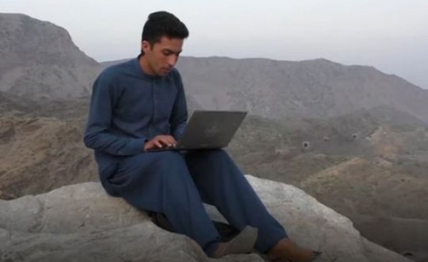 بالفيديو.. بحثا عن الإنترنت.. طالب يلجأ إلى تسلق الجبال لالتقاط الاشارة