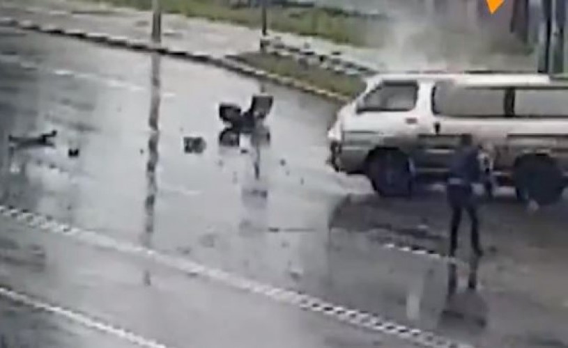 بالفيديو.. لحظة إنقاذ طفل من الموت المحقق بعد سقوطه من شباك حافلة خلال حادث مروري