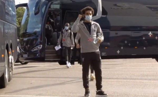 بالفيديو.. الأمن يجبر محمد صلاح على العودة إلى الحافلة بسبب كورونا!