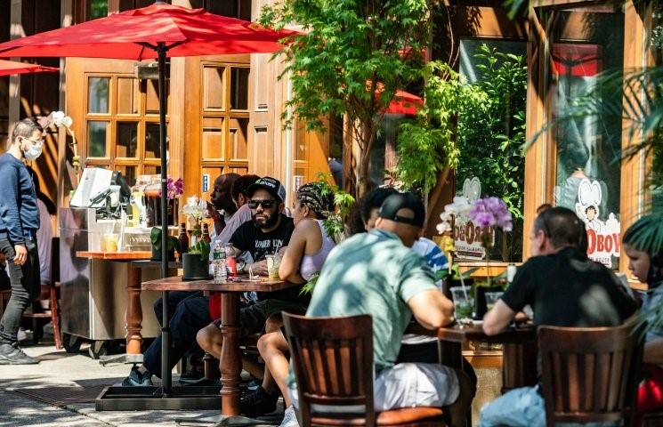 بالصور.. سكان نيويورك يخرجون إلى المتنزهات للاستمتاع بأجواء الصيف وأشعة الشمس