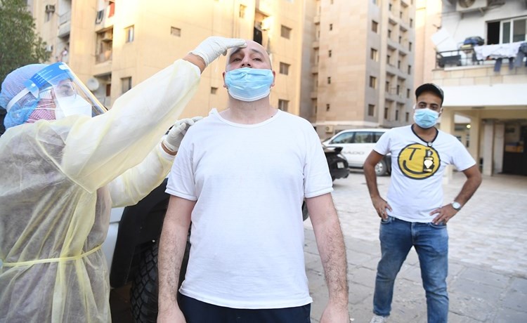فحص احد المقيمين في حولي