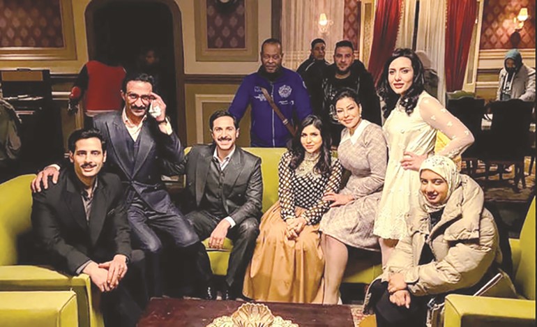 لقطة جماعية في كواليس مسلسل سما عالية قبل إيقاف تصويره