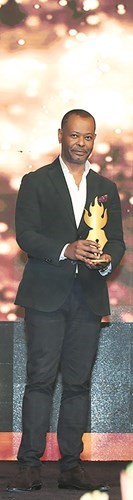 المخرج محمد دحام خلال تسلمه شعلة الأنباء كأفضل مخرج العام الماضي عن لا موسيقى في الأحمدي الذي نال أيضا شعلة أفضل مسلسل