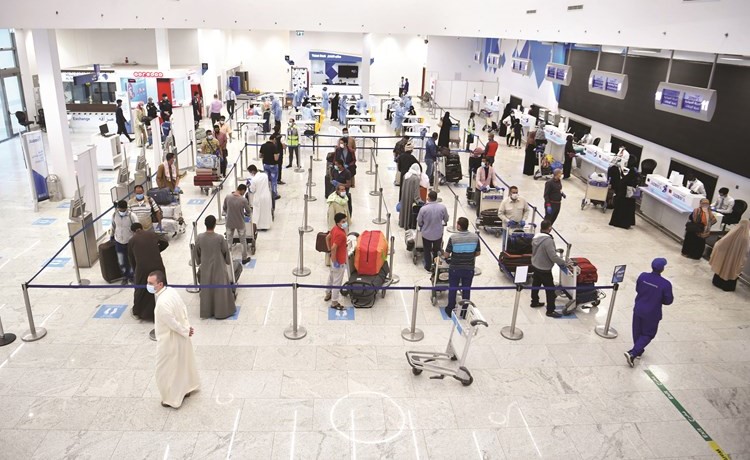صورة ارشيفية للمغادرين في مطار الكويت