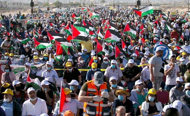 آلاف الفلسطينيين يشاركون في أكبر تظاهرة ضد صفقة القرن ومخطط الضم في الضفة	(أ.ف.پ)