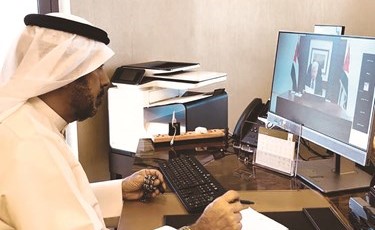 علي الدقباسي خلال مشاركته في جلسة البرلمان العربي عبر الاتصال المرئي