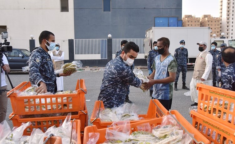 رجال الداخلية خلال توزيع الخبز على المتضررين في المهبولة(محمد هنداوي)