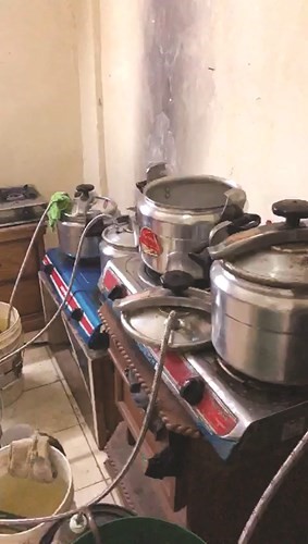 معدات التصنيع وضعت في المطبخ