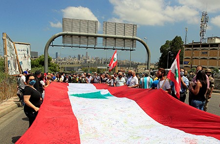 الرئيس اللبناني: نمر بأسوأ أزمة مالية واقتصادية..ودياب: العلاج مسؤولية وطنية