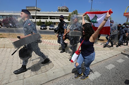 الرئيس اللبناني: نمر بأسوأ أزمة مالية واقتصادية..ودياب: العلاج مسؤولية وطنية