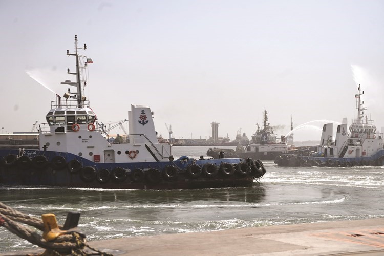 من القطع البحرية المشاركة في الاستعراض