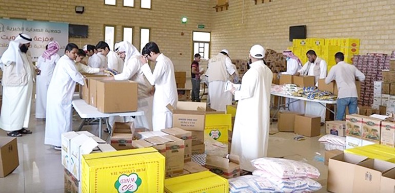 تجهيز المساعدات الغذائية للعمالة الوافدة في المناطق المعزولة