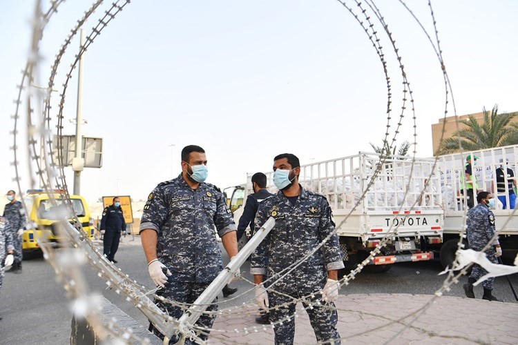 سياج أمني في أحد مداخل الجليب