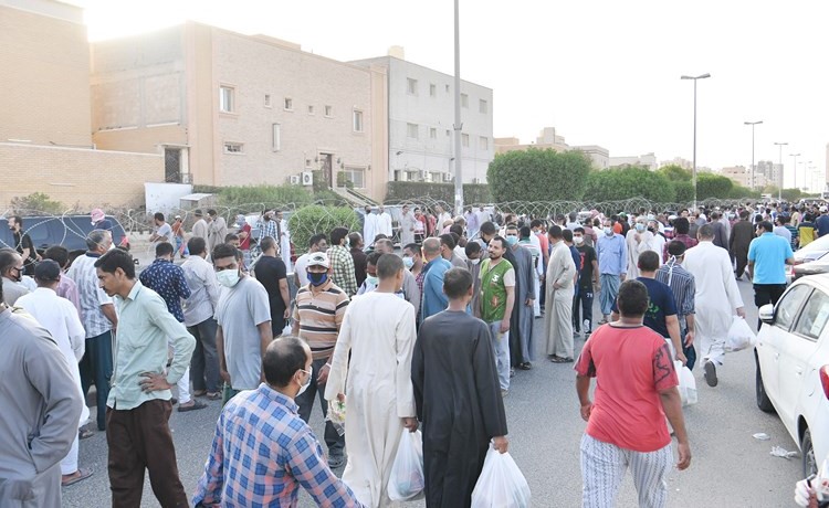جانب من عمليات توزيع السلال الغذائية في جليب الشيوخ(قاسم باشا)