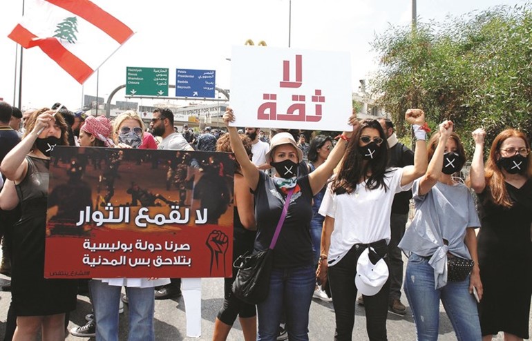 محتجون خلال اعتصام على طريق القصر الجمهوري تحت عنوان لا ثقةتزامنا مع انعقاد اللقاء الوطني في بعبدا