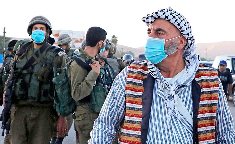 فلسطيني مسن يتحدى قوات الاحتلال خلال تظاهرة في غور الاردن احتجاجاً على خطط الضم الاسرائياية المرتقبة (ا.ف.ب)
