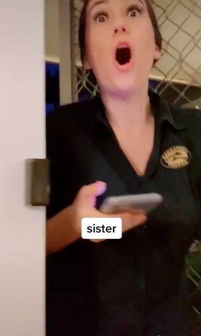 بالصور.. جراحة تجميلية "فاشلة" تحول وجهها إلى "مربع" الشكل
