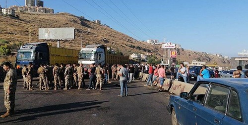 قطع الطرق من وإلى بيروت رداً على «لقاء بعبدا» ومصادر تعزو مقاطعة رؤساء الحكومة إلى رفضهم «الدعوة إلى بيت الطاعة»