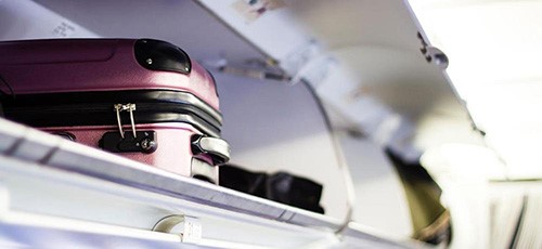 إيطاليا تحظر على ركاب الطائرات استخدام مقصورة الأمتعة فوق المقاعد