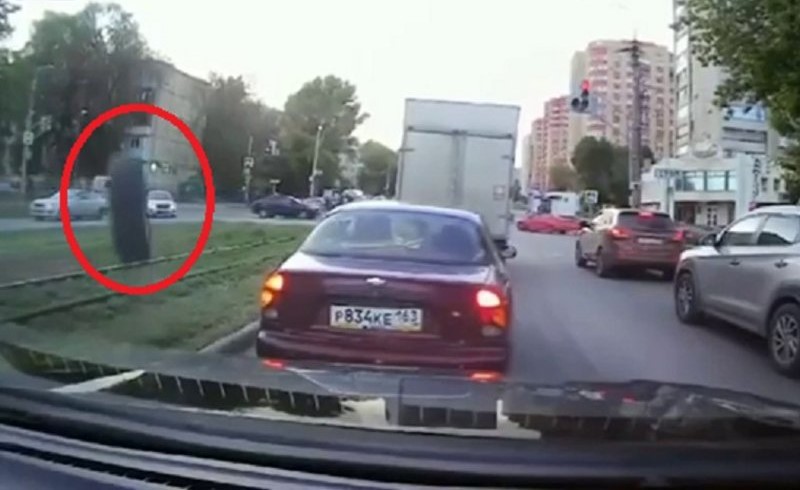 بالفيديو.. كيف تصدى روسي بطريقة مذهلة لإطار مندفع بقوة نحو سيارته؟