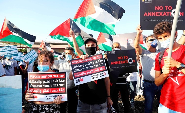 فلسطينيون ونشطاء اسرائيليون مؤيدون للسلام يتظاهرون في الضفة المحتلة امس احتجاجا على خطط الضم المرتقبة	(أ.ف.پ)