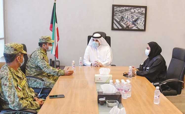 خالد الياسين والعميد عصام نايف ودلال الشمري في اجتماع بمبنى الإدارة