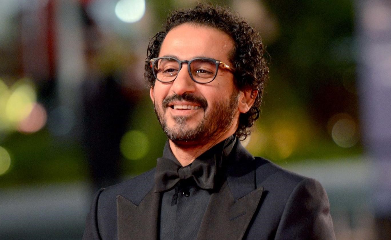 بالفيديو.. أحمد حلمي يرتدي قناعا اثار استغراب متابعيه