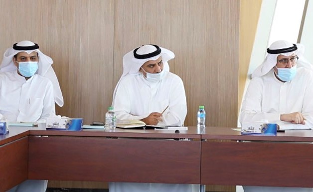 د.سعود الحربي وجانب من الحضور خلال الاجتماع