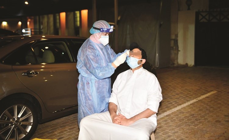 جانب من إجراء المسحات المخبرية في المناطق السكنية
