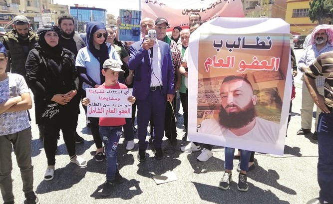 لبنانيون قطعوا الطريق الدولية في بعلبك مطالبينبالعفو العام ومعالجة الوضع الاقتصادي المتردي والحد من ارتفاع سعر الدولار(محمود الطويل)