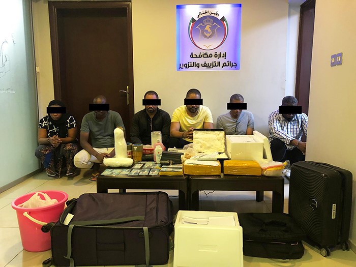 ضبط عصابة أفريقية للنصب على المواطنين والمقيمين بأوراق سوداء