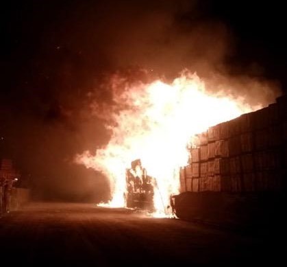 بالفيديو.. "الموانئ": اندلاع حريق في منطقة غرب ميناء عبدالله ويتم حاليا التعامل معه عن طريق إدارة الإطفاء المدني